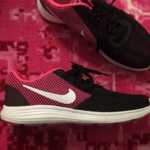 Nike Revolution 3 Sneakers